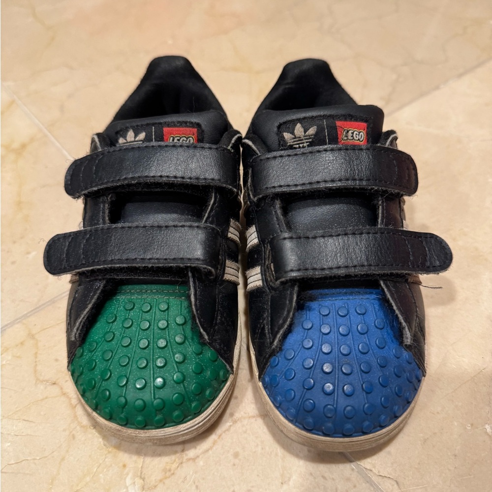 š„LIMITED EDITIONš„ Adidas LEGO collaboration - Kids Superstar, size 9C - Picture 2 of 4